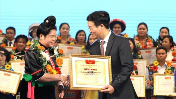 Ủy viên Bộ Chính trị, Bí thư Trung ương Đảng, Trưởng Ban Tuyên giáo Trung ương Võ Văn Thưởng trao Bằng khen tặng các thầy cô giáo được tuyên dương.
