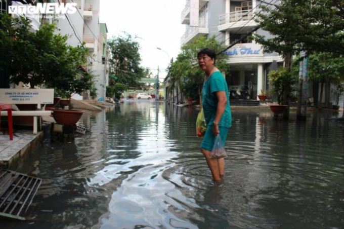 Ghi nhận của PV VTC News, sáng 20/11, nhiều người dân sinh sống ở hẻm 719 (đường Huỳnh Tấn Phát, Quận 7) phải lội nước đi chợ, nhiều vị trí còn ngập ngang bánh xe máy.