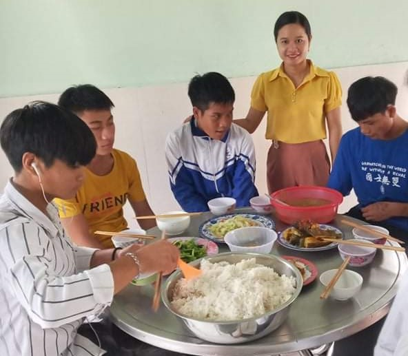 Cô giáo Trần Thị Hoa bên học sinh Trường THPT Bắc Trà My, huyện Bắc Trà My, tỉnh Quảng Nam.