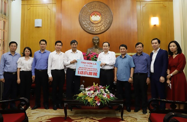 Chủ tịch UBTƯ MTTQ Việt Nam Trần Thanh Mẫn tiếp nhận ủng hộ từ Bí thư Tỉnh ủy Sơn La Nguyễn Hữu Đông.