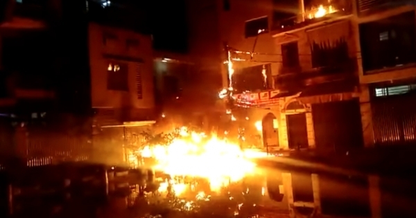 Hà Nội: Người đàn ông ném “bom xăng” sang nhà hàng xóm rồi châm lửa tự đốt nhà mình