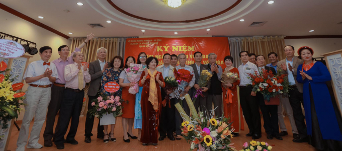 Đại diện Ban Lãnh đạo đồng hương 2 tỉnh Nghệ An và Hà Tĩnh trao hoa cho Ban lãnh đạo Câu lạc bộ Dân ca Ví, Giặm Nghệ Tĩnh tại Hà nội và các nghệ sỹ.