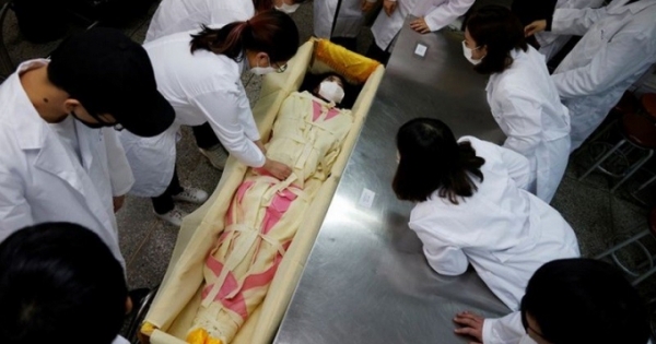 Gia tăng xu hướng phụ nữ Hàn Quốc hành nghề trang điểm xác chết