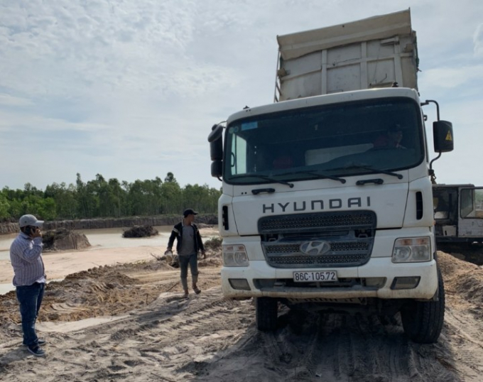 Hàng ngàn chuyến xe tải chở cát trái phép dễ dàng lọt qua “tầm mắt” của không chỉ “khổ chủ” mà cả chính quyền địa phương.