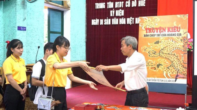 Ông Nguyễn Phước Hải Trung (Phó Giám đốc Trung tâm Bảo tồn di tích Cố đô Huế) giới thiệu Truyện Kiều bản chép tay của Hoàng gia triều Nguyễn.