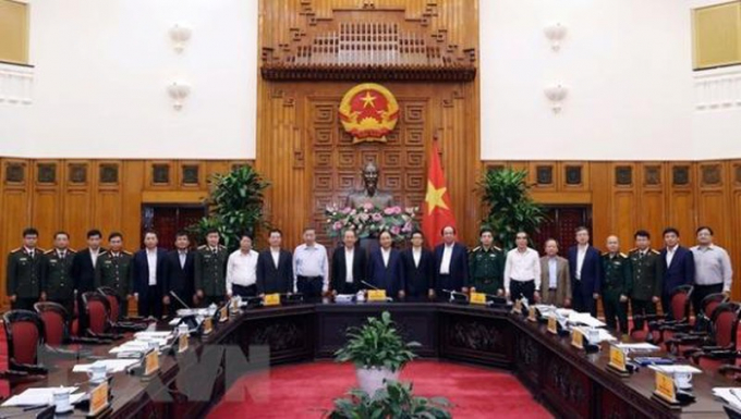 Thủ tướng Nguyễn Xuân Phúc, Trưởng Ban chỉ đạo và các thành viên Ban Chỉ đạo An toàn, An ninh mạng Quốc gia ra mắt tại phiên họp thứ nhất. (Ảnh: Thống Nhất/TTXVN)