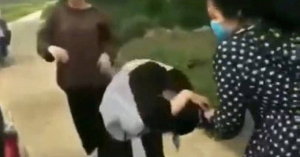 Thanh Hóa: Nữ sinh lớp 12 bị đánh liên tiếp bằng mũ bảo hiểm, bắt quỳ gối xin lỗi