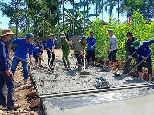 Thanh niên huyện đoàn Tư Nghĩa tham gia xây dựng nông thôn mới tại xã Nghĩa Thọ. (Ảnh: Báo Quảng Ngãi)