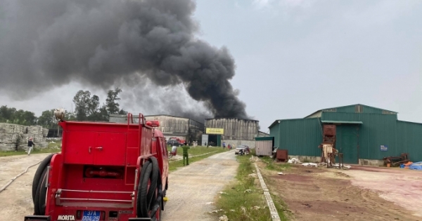 Kho chứa hàng bùng cháy dữ dội tạo nên một cột khói khổng lồ ở TP Vinh
