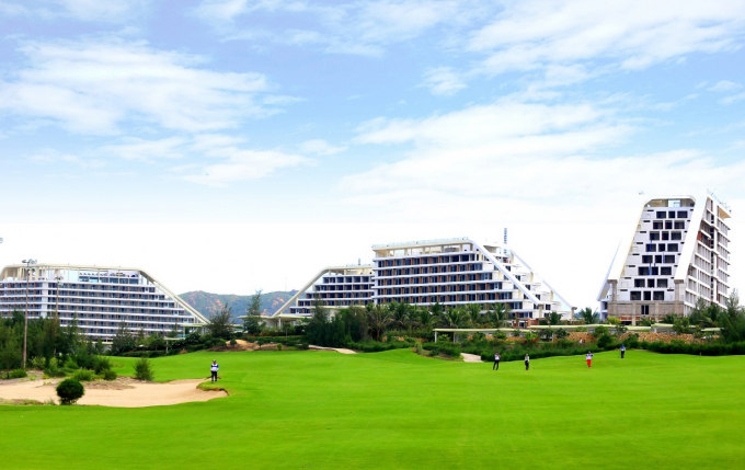Với lợi thế tọa lạc trong quần thể FLC Quy Nhơn, khách sạn này cũng thừa hưởng thêm hơn 70 tiện ích nghỉ dưỡng - giải trí tiêu chuẩn 5 sao của quần thể này, trong đó có sân golf dạng links 36 hố - Top 3 sân golf đẹp nhất tại khu vực châu Á – Thái Bình Dương.