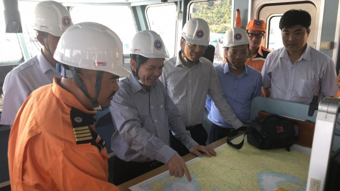Bộ trưởng Nguyễn Văn Thể kiểm tra công tác sẵn sàng tìm kiếm cứu nạn của tàu SAR 413 đang làm nhiệm vụ tại Côn Đảo. (Ảnh: Bộ GTVT)