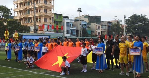 Khai mạc VCK Press Cup 2020: Trao quà cho 10 gia đình chính sách TP. Sầm Sơn và con gái Liệt sĩ Phạm Văn Hướng