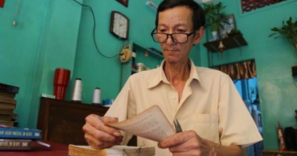 Người suốt 40 năm hành nghề “cứu sống” những cuốn sách cũ giữa lòng Sài Gòn