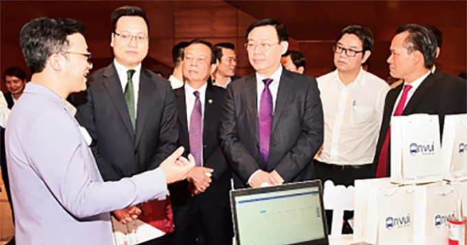 Bí thư Thành ủy Hà Nội Vương Đình Huệ tham quan triển lãm giới thiệu các sản phẩm công nghệ tại Ngày hội Đổi mới sáng tạo Thủ đô.