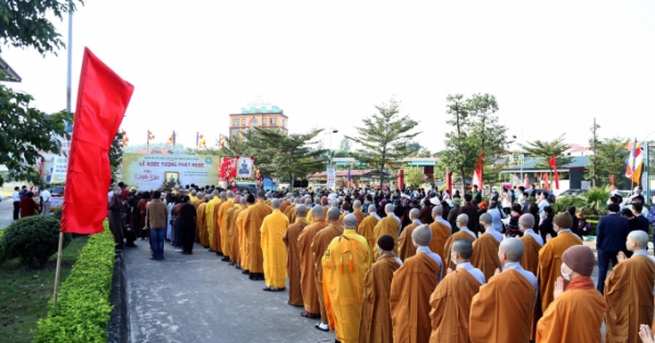 Quảng Ninh: Hàng nghìn người tham dự nghi Lễ rước một trong những Tượng Phật Ngọc lớn nhất Việt Nam