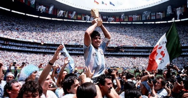 Một đời hào phóng và cái "chết nghèo" của huyền thoại Diego Maradona