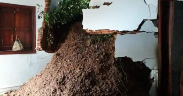 Đắk Lắk: Sạt lở khiến 3 căn nhà bị đổ sập