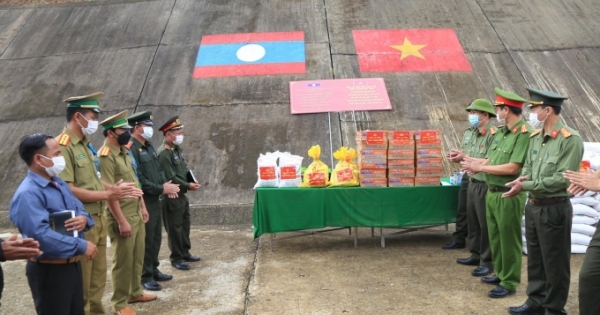 Hỗ trợ lương thực cho Lực lượng vũ trang và người dân nước CHDCND Lào