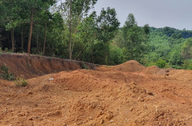 Thâm nhập đại công trường khai thác đất trái phép để làm dự án tại huyện Ba Vì