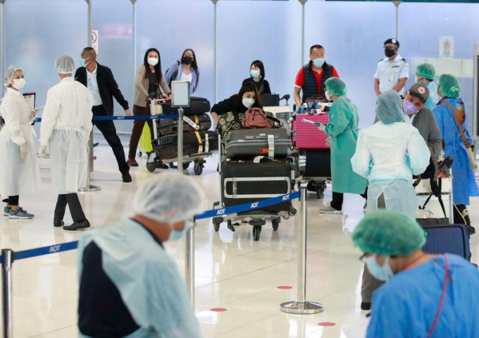 Nhóm khách du lịch nước ngoài đầu tiên đến sân bay Suvarnabhumi ở Bangkok, Thái Lan vào ngày 1/11/2021. Ảnh: Reuters