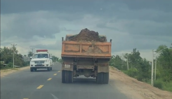 Xe chở khoáng sản tài nguyên quá thành thùng xe hiên ngang lưu thông trên tuyến đường qua Huyện Phú Thiện