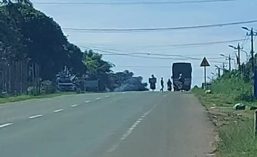 Lực lượng CSGT kiểm tra xe quá tải, quá khổ tại Yalu, Chư Pãh, Quôc lộ 14 nhưng không hiểu kiểm tra gì? mà xe vẫn chạy bình thường?