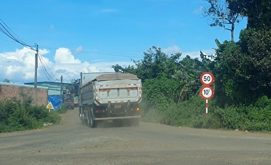 Xe chở cát đi vào đường nông thôn cấm tải trọng.