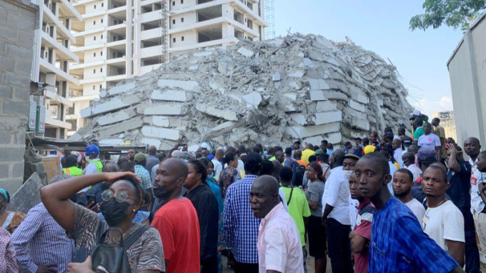 Mọi người tập trung tại địa điểm một tòa nhà 21 tầng bị sập ở Ikoyi, Lagos, Nigeria, ngày 1/11/2021. Ảnh: Reuters
