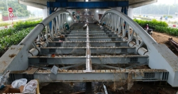 Độc đáo cây cầu vòm sắt nằm lọt thỏm dưới gầm đường Vành đai 3 ở Hà Nội