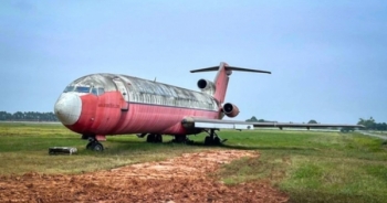 Hình ảnh "nhàu nhĩ" của chiếc máy bay bị "bỏ rơi" suốt 14 năm ở Nội Bài