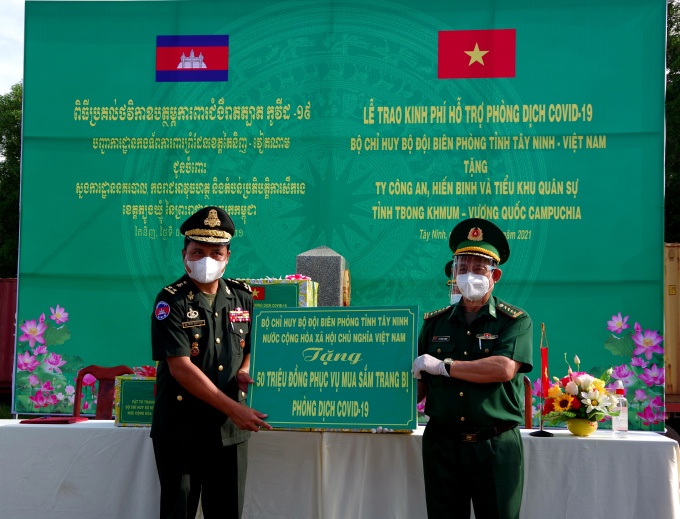 Đại tá Lê Hồng Vương- Chỉ huy trưởng BĐBP trao Bảng tượng trưng 50 triệu cho Trung tướng Eat Bun Thuon- Chỉ huy trưởng Tiểu khu Quân sự tỉnh Tbong Khmum- Campuchia. Ảnh: BĐBP