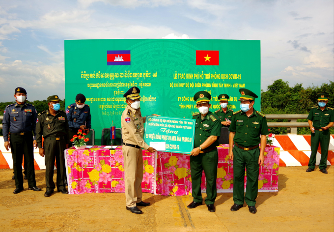 Đại tá Lê Hồng Vương- Chỉ huy trưởng BĐBP trao Bảng tượng trưng 50 triệu cho Thiếu tướng Chăn Chon- Phó Giám đốc ty Công an tỉnh Srey Veng - Campuchia. Ảnh: BĐBP