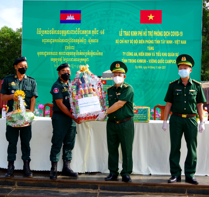 Thiếu tướng Va Sarith- Chỉ huy trưởng lực lượng Hiến binh Tbong Khmum- Campuchia tặng quà cám ơn BĐBP tỉnh Tây Ninh. Ảnh: BĐBP