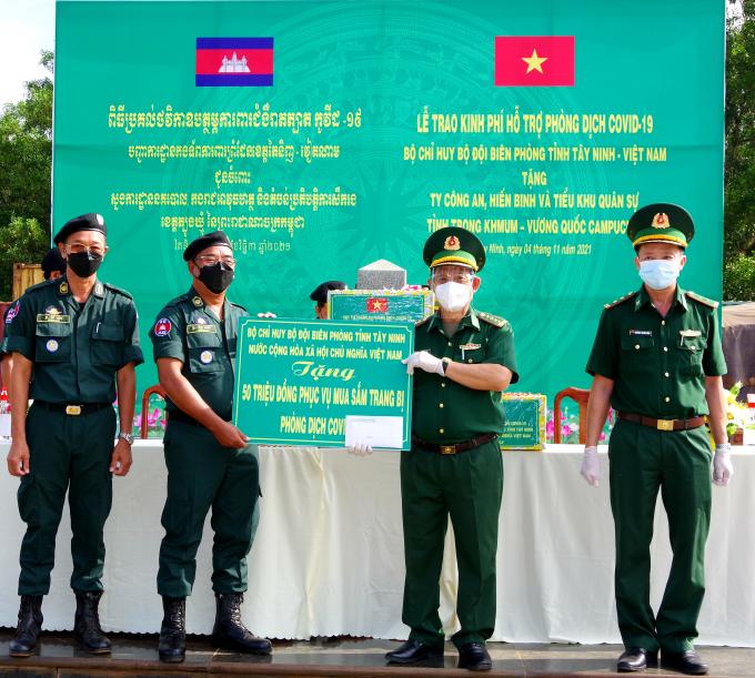 Đại tá Lê Hồng Vương- Chỉ huy trưởng BĐBP trao Bảng tượng trưng 50 triệu cho Thiếu tướng Va Sarith- Chỉ huy trưởng lực lượng Hiến binh Tbong Khmum- Campuchia. Ảnh: BĐBP