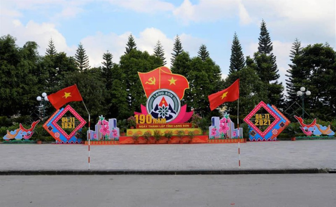 Thành phố Lạng Sơn rực rỡ cờ hoa chào mừng Kỷ niệm 190 năm Ngày hành lập tỉnh.