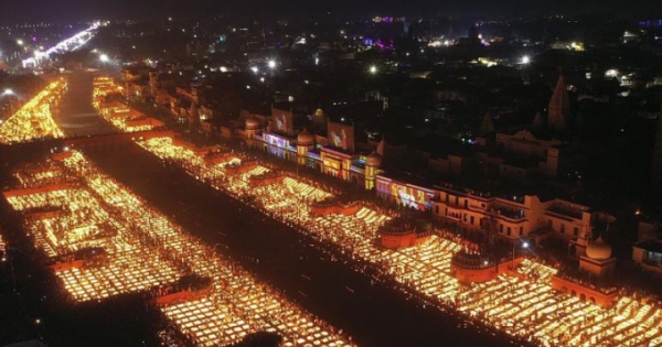 Hàng nghìn người ăn mừng lễ hội ánh sáng "mặc kệ" COVID-19