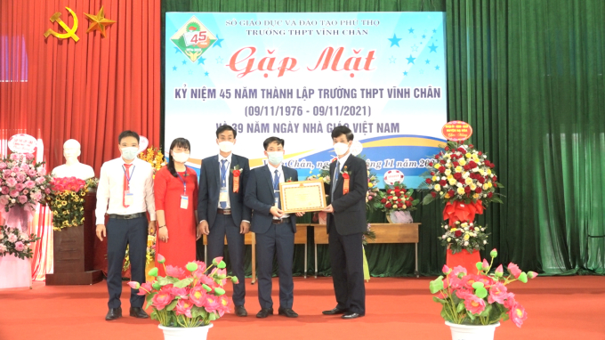 Nhân dịp này, trường THPT Vĩnh Chân cũng vinh dự được đón nhận Bằng khen của Chủ tịch UBND tỉnh vì đã có thành tích xuất sắc trong năm học 2020-2021.