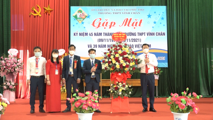 Tại lễ kỷ niệm, lãnh đạo Sở GD&amp;amp;ĐT, lãnh đạo UBND huyện Hạ Hòa đã tặng hoa chúc mừng những thành tích đáng tự hào của trường THPT Vĩnh Chân đạt được trong 45 năm qua.