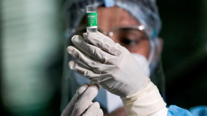 Một nhân viên y tế đang lấy liều vaccine COVID-19 của AstraZeneca do Viện Huyết thanh của Ấn Độ sản xuất tại Bệnh viện Bệnh truyền nhiễm ở Colombo, Sri Lanka. Ảnh: Reuters (chụp ngày 29/1/2021)