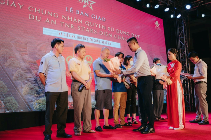 TNR Stars Diễn Châu tặng hoa chào đón những cư dân đầu tiên tại dự án