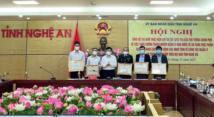 UBND tỉnh Nghệ An đã tặng thưởng bằng khen cho 10 tập thể và 10 cá nhân có thành tích xuất sắc trong thực hiện Chỉ thị số 13/CT-TTg ngày 09/5/2016 của Thủ tướng Chính phủ.