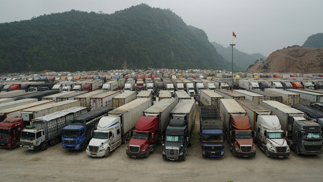 Xe container chở hàng ùn ứ ở cửa khẩu của tỉnh Lạng Sơn (Ảnh minh họa).
