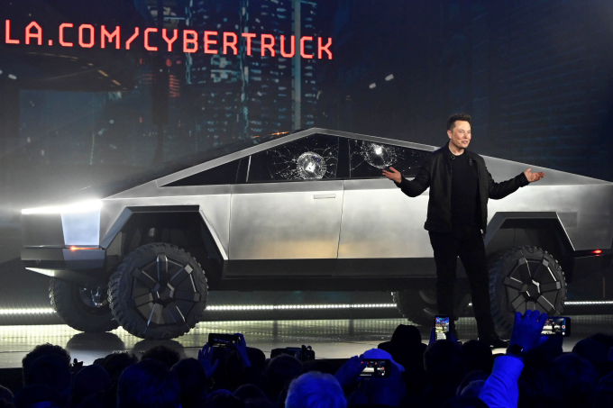 Mẫu xe bán tải chạy điện đầu tiên Cybertruck được Tesla ra mắt tại LA Auto Show 2019. Ảnh:  CNBC.
