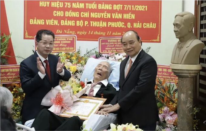 Thành ủy Đà Nẵng trao Huy hiệu 75 năm tuổi Đảng cho thân sinh Chủ tịch nước Nguyễn Xuân Phúc. Ảnh: N.P