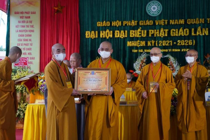Tại Đại hội, đại diện của UBND quận Tây Hồ đã trao tặng giấy khen cho Ban trị sư Quận, 15 chùa và 5 cá nhân có thành tích trong công tác Phật sự nhiệm kỳ 2016 – 2021.