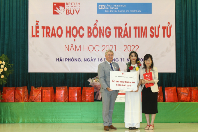 Đỗ Thị Phương Anh nhận học bổng 1 tỷ đồng.