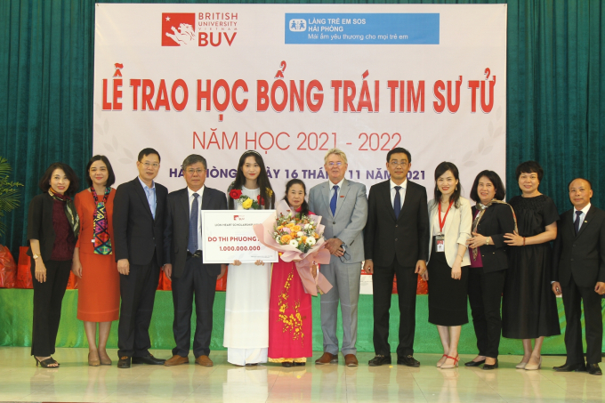 Lãnh đạo Trường Đại học Anh quốc tại Việt Nam, lãnh đạo Sở GD&amp;amp;ĐT Hải Phòng chụp ảnh lưu niệm cùng Phương Anh.
