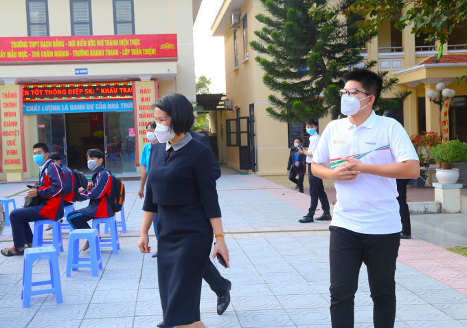 Chủ nhân của vòng nguyệt quế Nguyễn Hoàng Khánh cùng gia đình bước vào sân trường trong sự chào đón nồng nhiệt của mọi người.