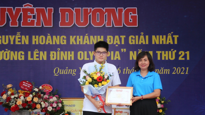 Đại diện nhà trường tặng bằng khen chúc mừng thành công của Hoàng Khánh.