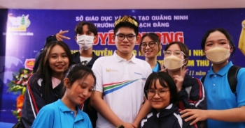 Hân hoan chào đón nhà vô địch Olympia Nguyễn Hoàng Khánh trở về trường
